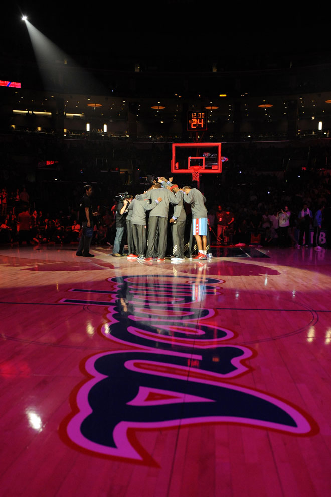 Los Angeles Clippers conjurndose en un corrillo para animarse de cara al partido que acabaron ganando a los Grizzlies.