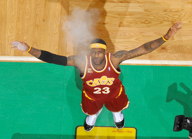 LeBron James realizando su famoso ritual antes de jugar un partido en sus tiempos como jugador de los Cavaliers.