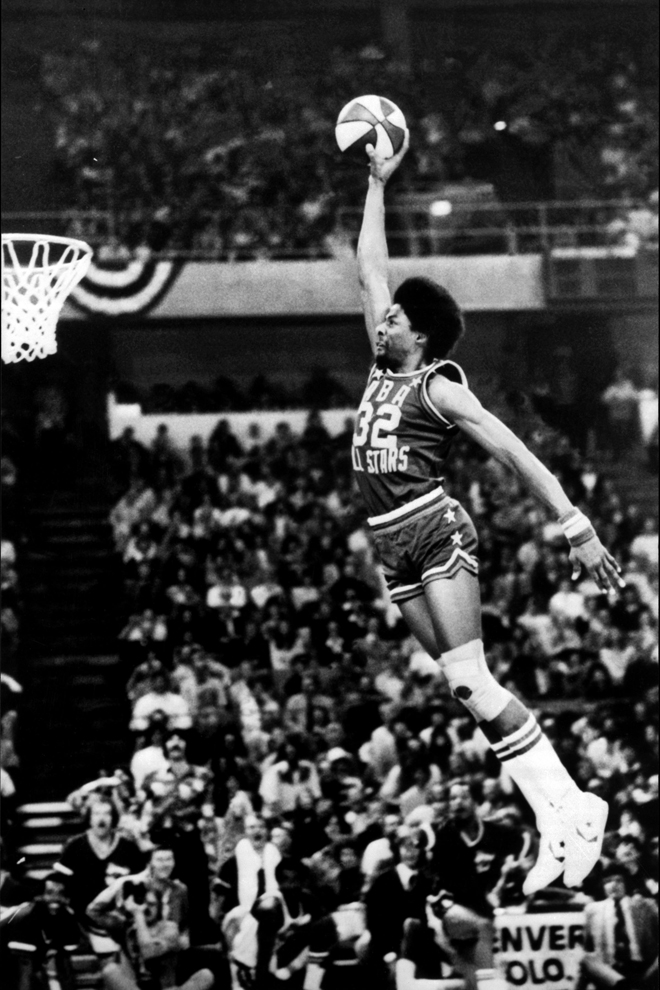 Julius Erving, espectculo en estado puro. La ABA implement el All Star y los concursos de mates. Se dice que ste mate fue lo que acab de convencer a la NBA de que tena que hacerse con el talento y espectculo que generaba la ABA.