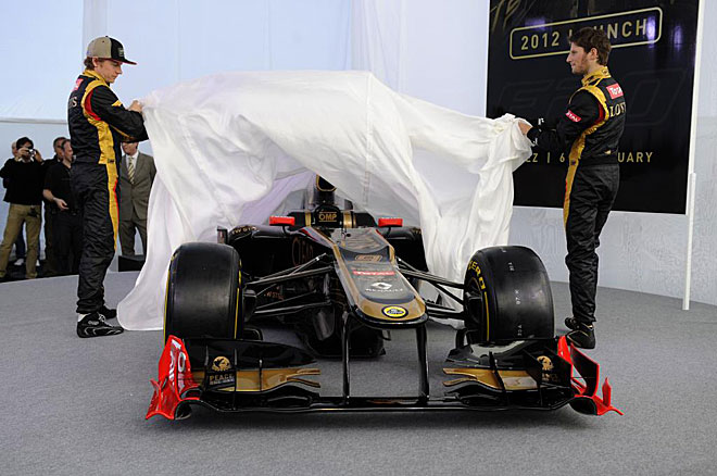 Kimi Raikkonen y Romain Grosjean fueron los encargados de descubrir el nuevo Lotus.