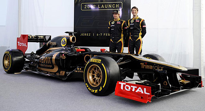 Los dos pilotos posan con la nueva creacin del ex equipo Renault, primero bajo la nueva denominacin de Lotus.