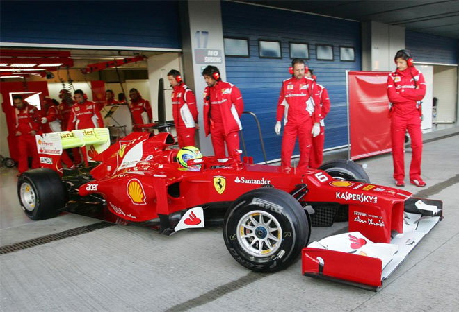La pretemporada de Frmula 1 ya est en marcha en Jerez. En la imagen, Felipe Massa sale de boxes hacia el asfalto de Jerez para empezar a rodar el nuevo Ferrari.