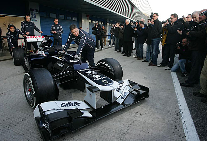 Todos los periodistas que estn en el Jerez para seguir los entrenamientos pasaron primero a conocer el nuevo Williams