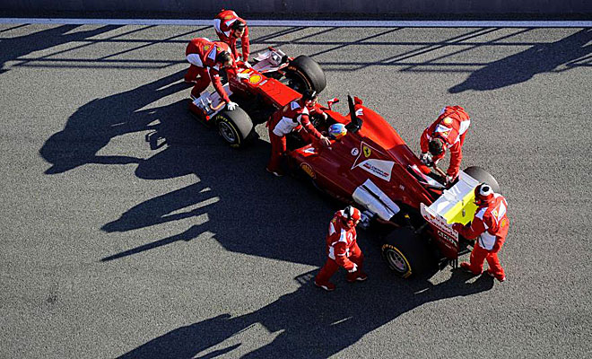 Momento en el que los mecnicos meten el monoplaza de Alonso en boxes.