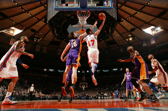 Jeremy Lin anot 38 puntos en el partido en el que los Knicks ganaron al los Lakers de Kobe Bryant y Pau Gasol.