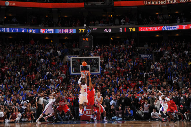 Chris Paul decidi el triunfo de los Clippers en cancha de los Sixers con un canasta a falta de tres segundos.