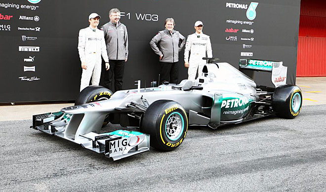 Nico Rosberg, Ross Brawn, Norbert Haug y Michael Schumacher posan junto al nuevo coche.