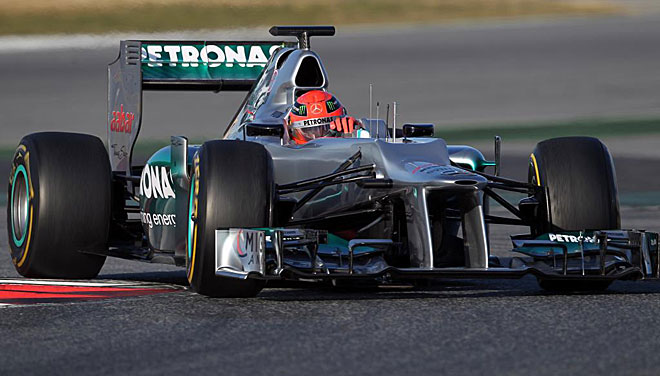 Despus de presentar el nuevo Mercedes, Michael Schumacher se puso el casco y empez a rodar con el W03.