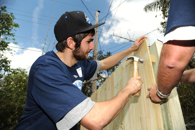 Ricky Rubio sacando a la luz sus dotes como carpintero para ayudar a la comunidad de Orlando.
