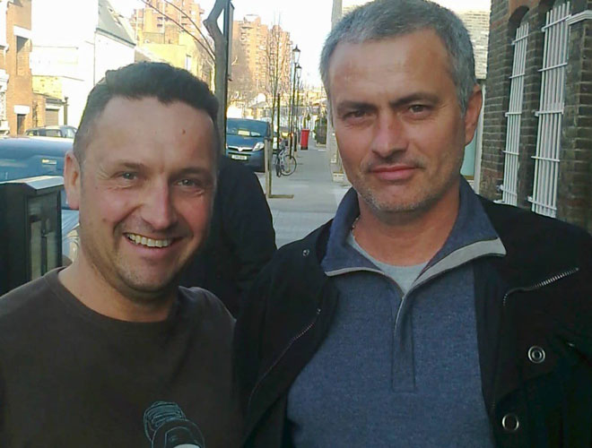 Mourinho se dejó fotografiar con los aficionados que se lo pidieron.