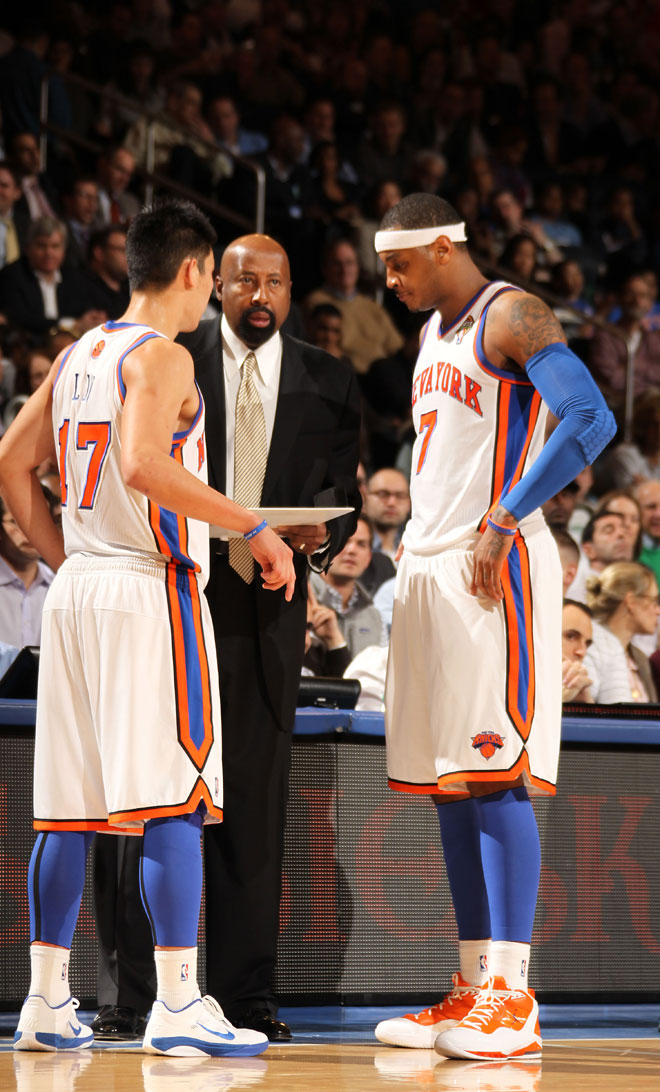 Mike Woodson, nuevo entrenador de los Knicks en sustitucin del Mike D´Antonio, dando instrucciones a Jeremy Lin y Carmelo Anthony en su exitoso debut en el banquillo de N.Y.