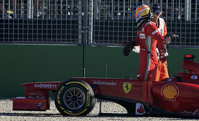 Alonso le hizo un gesto furioso al comisario, que le reclamaba el volante.