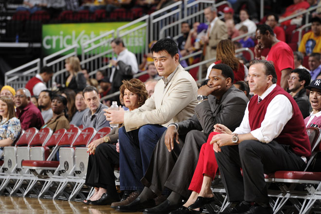 Los ex jugadores Yao Ming y Robert Horry no quisieron perderse en Houston el partido que los Rockets acabaron ganando a los Lakers.