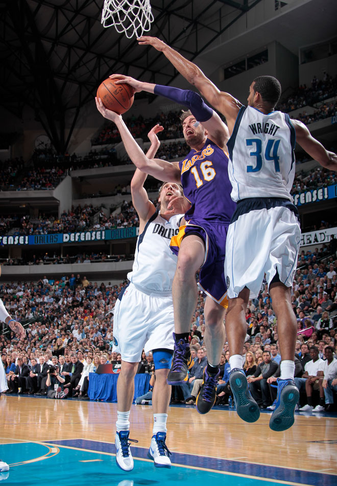 Pau Gasol y Kobe Bryant jugaron un partido sobresaliente para liderar el triunfo de los Lakers en cancha de los Mavericks.