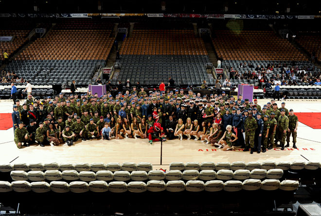 Representantes de las Fuerzas Armadas de Canad posando en Air Canada Center antes del partido que enfrent a Raptors y Bulls.