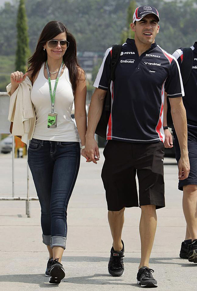 El piloto de Williams Pastor Maldonado accede al circuito de Sepang junto a su novia Gabriella Tarkany.