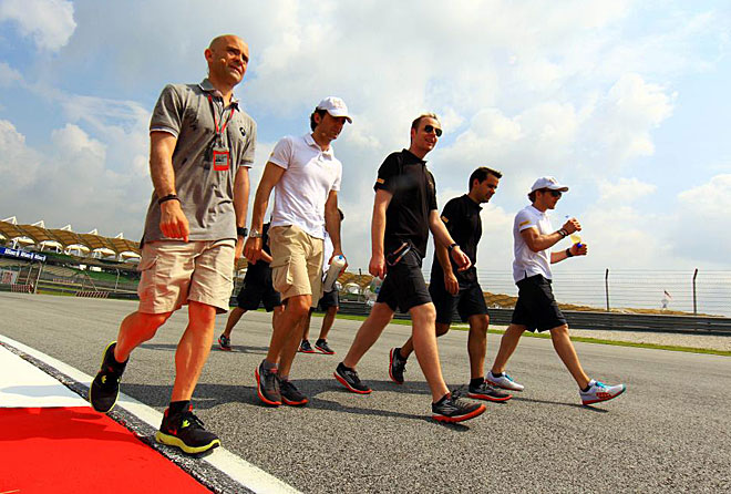 Los integrantes del equipo espaol HRT con Pedro de la Rosa a la cabeza inspeccionaron el circuito de Sepang. Antonio Lobato, de Antena 3, les acompa.