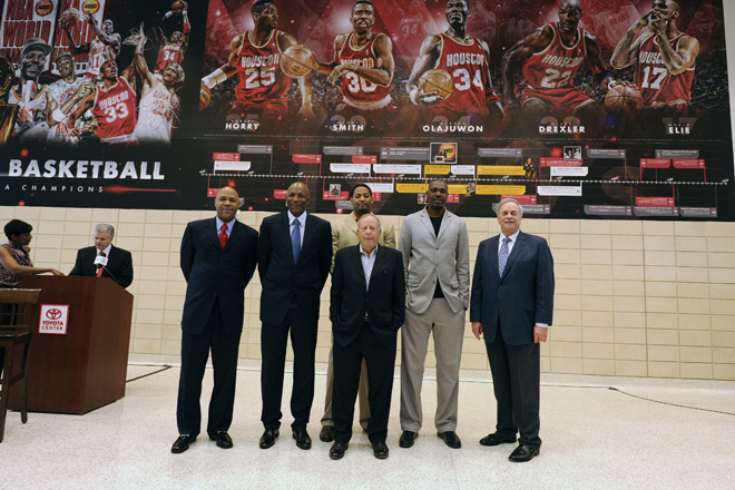 Mario Elie, Clyde Drexler, Robert Horry y Hakeem Olajuwon recibiendo un homenaje en Houston como parte del Equipo de la Dcada de los 90 de los Rockets.