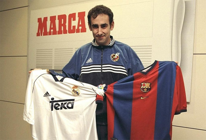Iturralde Gonzlez debut en 1995 en Primera Divisin y pronto se convirti en uno de los rbitros ms famosos de la Liga. Aqu, posa en la antigua redaccin de MARCA antes de dirigir un Bara-Real Madrid.