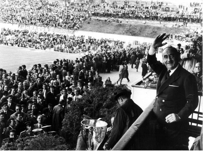 El presidente atltico saluda a la aficin tras la consecucin de la Liga en 1966.