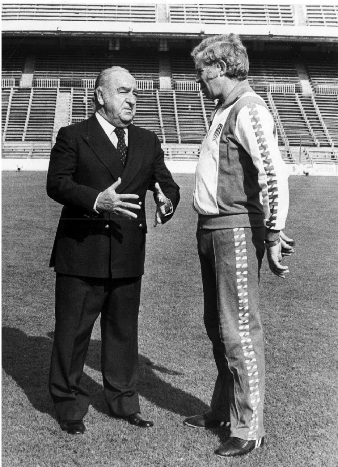 Charla con Luis Aragons durante su etapa como entrenador del Atltico en 1982.