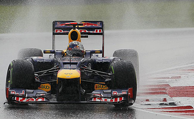 Sebastian Vettel rueda sobre el mojadsimo asfalto de Sepang