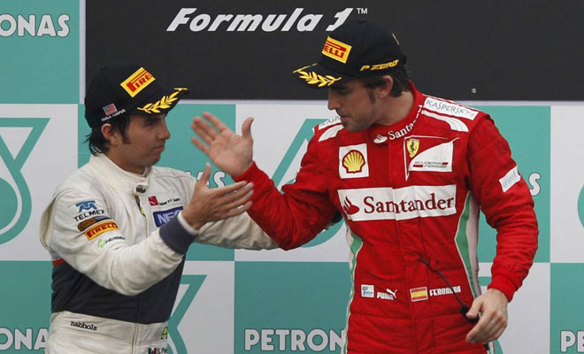 El mexicano Prez y el espaol Alonso, segundo y primero respectivamente, se saludan en el podio.