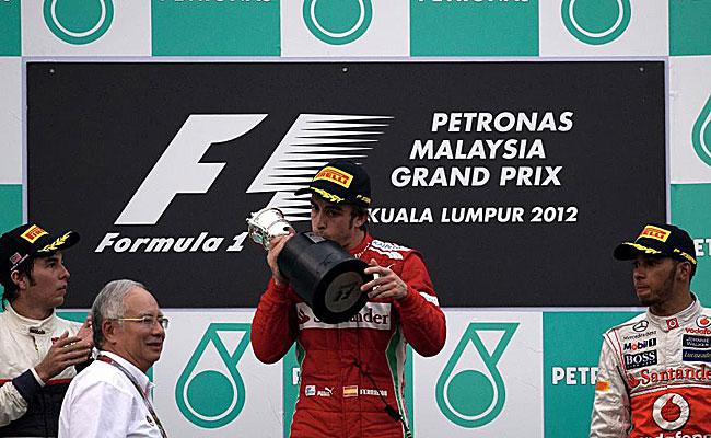 Fernando Alonso besa en el podio de Malasia el trofeo que le acredita como ganador de la carrera