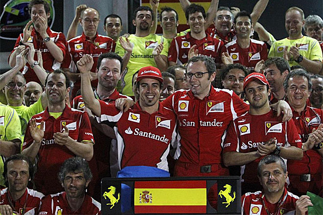 Alonso celebr con todo el equipo Ferrari su victoria en Malasia.