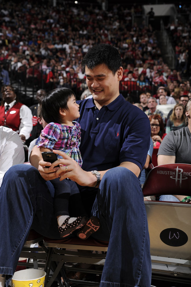 Yao Ming, con su pequea hija en el regazo, no quiso perderse el partido entre los Rockets y los Mavericks.