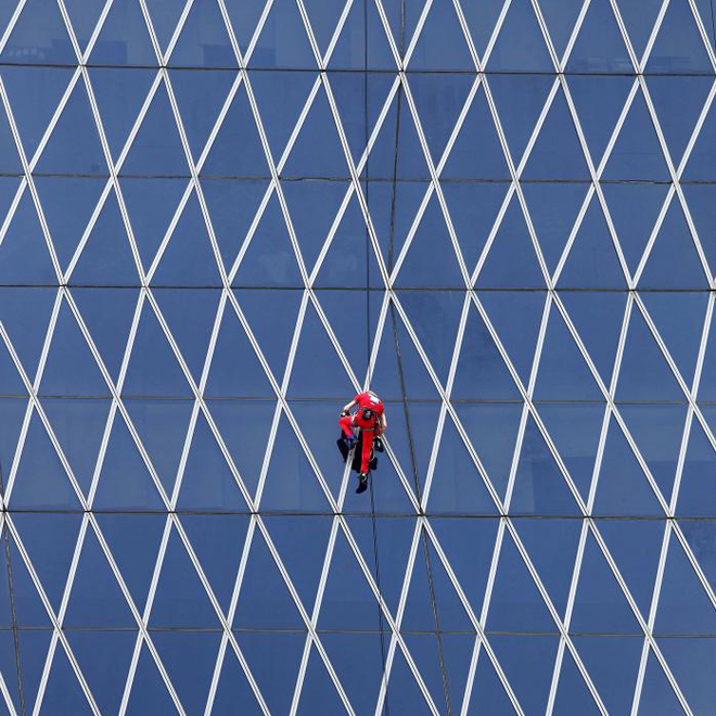 El famoso escalador de edificios, el francs Alain Robert, hace otra de las suyas escalando otro edificio.