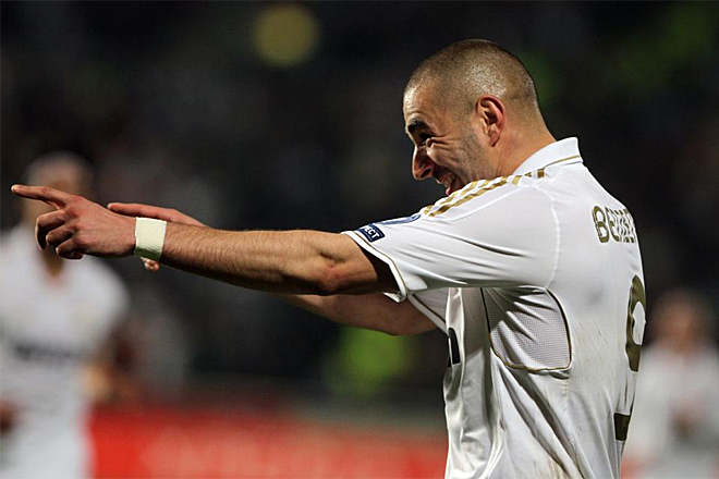 Karim Benzema consigui un doblete ante el APOEL que deja al Madrid con un pie y medio en semifinales.