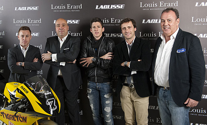 Efrn Vzquez con Pablo Nieto, jefe del equipo, y representantes de las marcas patrocinadoras.