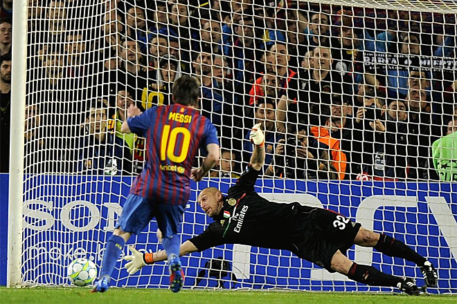 Messi lanz el penalti muy ajustado y el meta del Milan casi llega para despejarlo.