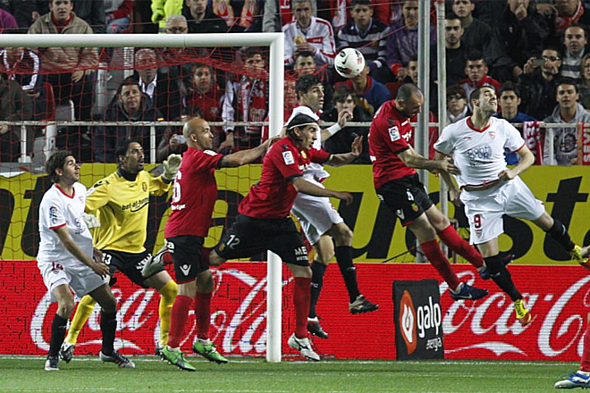 Negredo marc de cabeza el primer gol del Sevilla.