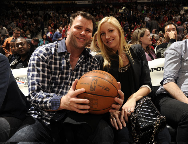 Brett Lindros, leyenda de la NFL, y su esposa Sondi presenciaron en Toronto el partido entre Raptors y Cavaliers.