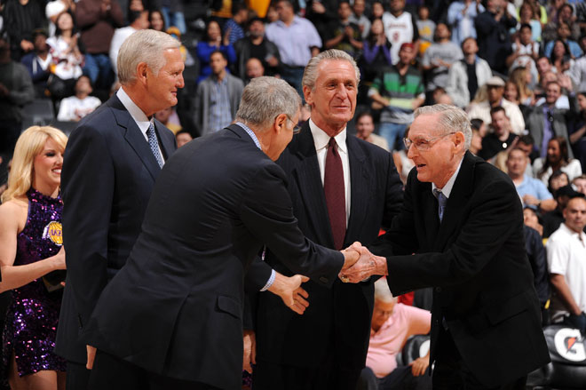 Jerry West, Gail Goodrich, Pat Riley y Bill Sharman, integrantes de los Lakers ganadores en 1972, recibieron un sentido homenaje en el Staples Center.