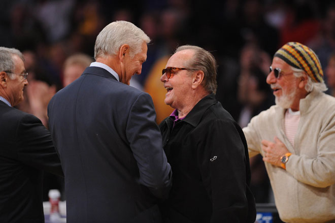 El actor Jack Nicholson, leyenda de la interpretacin, no quiso dejar pasar la oportunidad de saludar a Jerry West, leyenda del baloncesto.