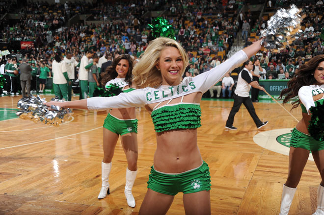 Una de las cheerleaders de los Celtics animando a su equipo durante el partido que ganaron a los Sixers.
