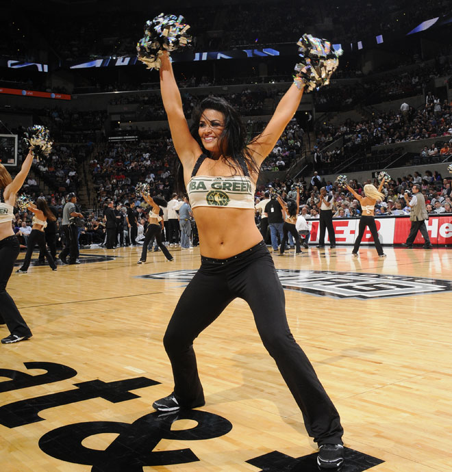Una de las cheerleaders de los Spurs animando a su equipo, con una camiseta de la campaa NBA GREEN, durante el partido que ganaron a los Jazz.