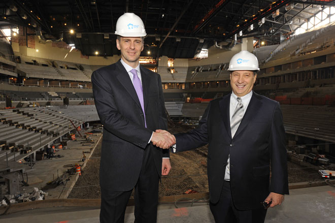 Mikhail Prokhorov, principal propietario de los Nets, posando en las obras del Barclays Center, el que ser el nuevo pabelln de los Nets.... en Brooklyn!