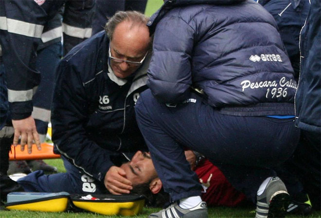 Piermario Morosini, de 25 aos, ha fallecido este sbado tras sufrir un ataque cardiaco durante el encuentro entre el Pescara y el Livorno de la Serie B. Los servicios mdicos tuvieron que realizarle un masaje cardiaco sobre el terreno de juego pero no pudieron reanimarle.