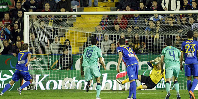 El futbolista del Levante no fall desde el punto de penalti para hacer el primer gol de los granotas ante el Barcelona.