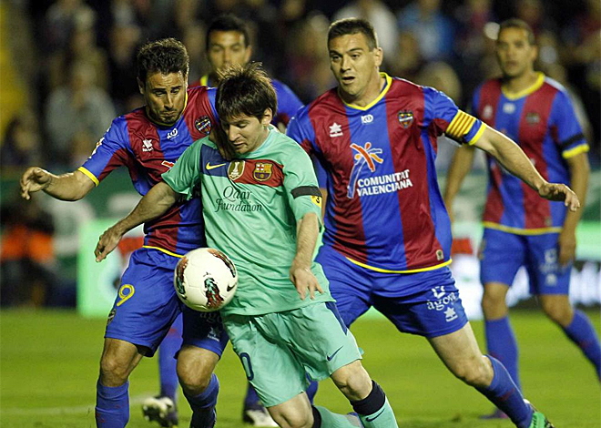 Los futbolistas del Levante no dejaron respirar a Messi. Cada vez que el argentino recibi la pelota estuvo muy vigilado.