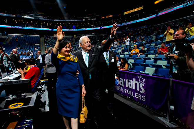 Tom Henson, propietario de los New Orleans Hornets, junto a su esposa llegando al partido que enfrent a su equipo con los Grizzlies.