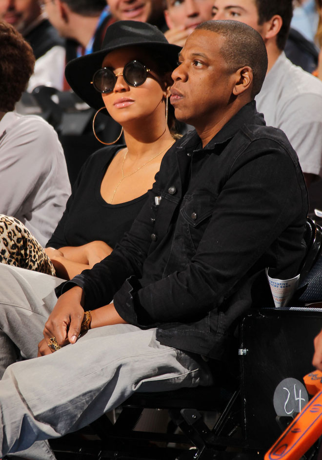 El rapero Jay Z, copropietario de los Nets, no se perdi el partido entre Knicks y Heat en el Madison... acompaado de su famosa esposa, la cantante Beyonce Knowles.