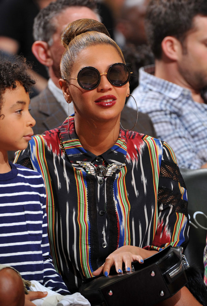 La cantante Beyonce Knowles es una fija en las gradas del Prudential Center para animar a los Nets, y no quiso perderse el partido ante Miami.