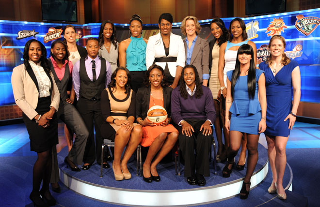 Las futuras estrellas de la WNBA posando juntas tras la ceremonia del sorteo universitario.
