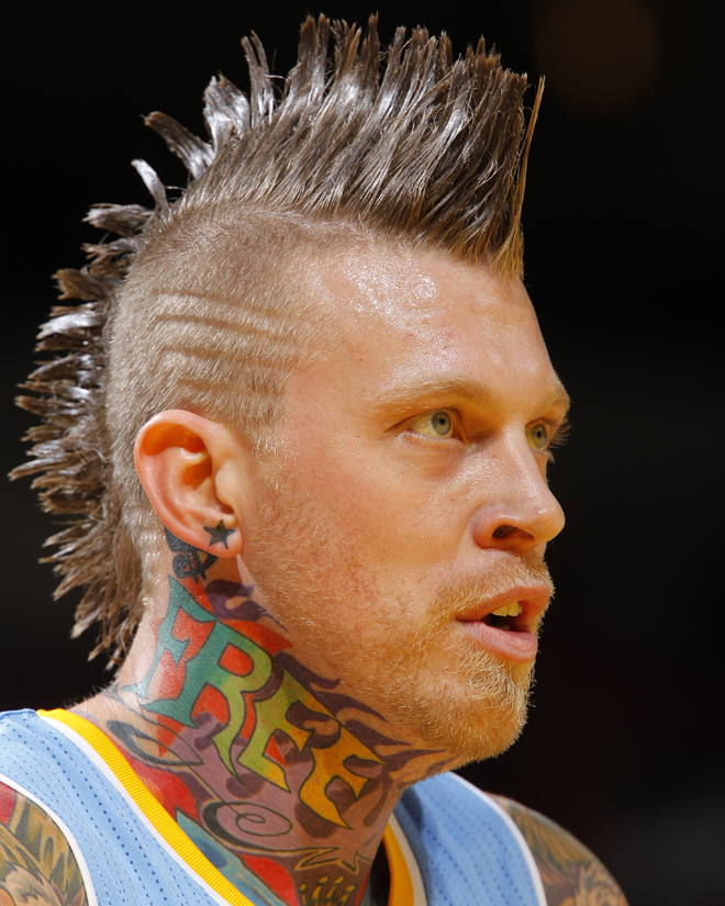 Chris Andersen, jugador de los Denver Nuggets, es tan conocido por sus mates como por su aspecto. Su cuerpo, lleno de tatuajes, y su cresta, son su seña de identidad.