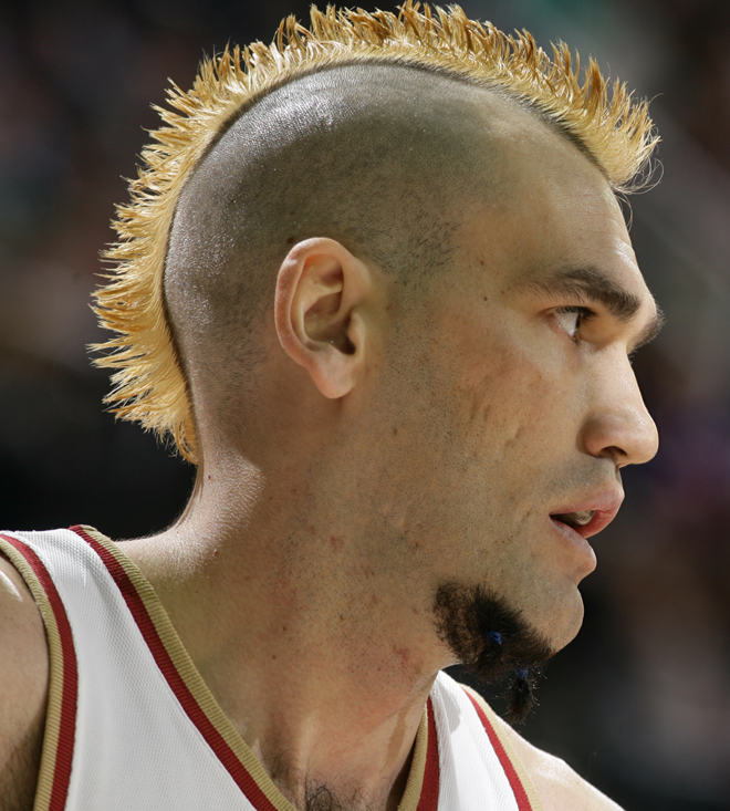 La cresta apareció en la NBA hace unos años. El pívot Scott Pollard lo llevó hasta el extremo tiñéndose de amarillo y rapándose el resto de la cabeza.